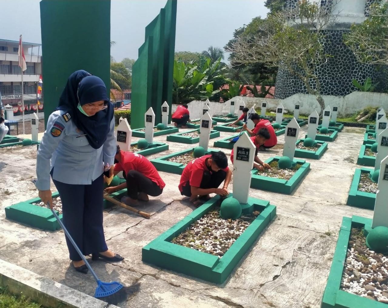 Sambut HDKD 77, Lapas Rangkasbitung Baksos Di Taman Makam Pahlawan