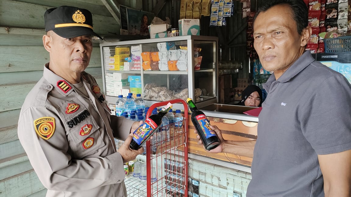 Kapolsek Bayah Polres Lebak Pimpin Operasi Pekat I Maung 2022 Jelang Hut Kemerdekaan RI ke 77, Sita Botol Miras Berbagai Jenis Merek