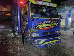 Gagal Menyalip, Pemotor Tewas Tabrak Truk, Satlantas Polres Cilegon Evakuasi Korban