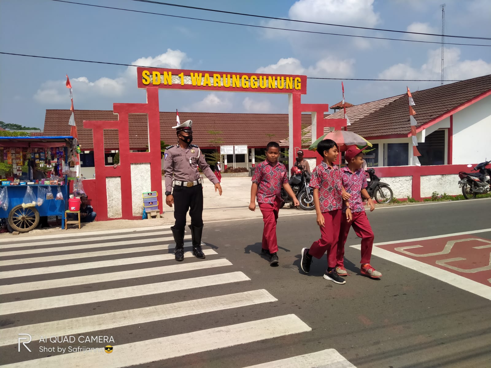 Personil Lalulintas Polsek Warunggunung Polres Lebak Melaksanakan strong point di SMPN 1 Warunggunung.
