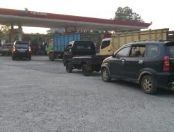 Antrian Panjang Tak Terelakkan Pada Pagi Hari Di SPBU Gunung Katun