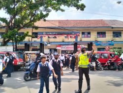 Tekan Angka Kecelakaan, Sat Lantas Polres Lebak Lakukan Pengaturan Lalu lintas dan Sebrangkan Anak Sekolah