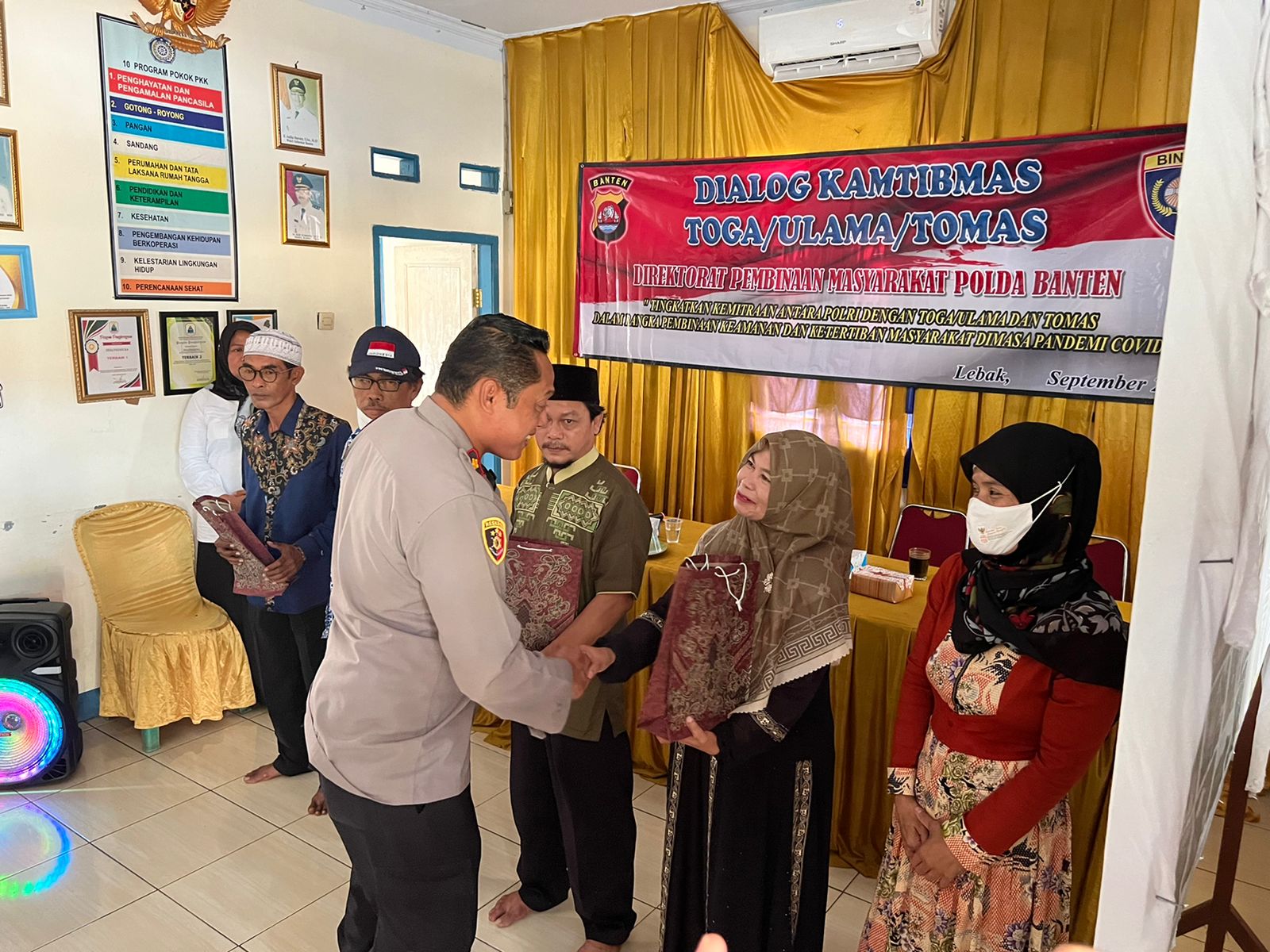 Kapolsek Warunggunung mendampingi Team Binmas dari Polda Banten Giat sosialisasi.