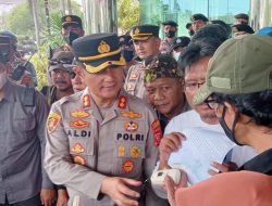 Wartawan se-Jabotabek Datangi DPRD Karawang ,Desak Bupati dan APH Usut Tuntas,Tangkap dan Pecat Oknum PNS Penganiaya 2 Wartawan Karawang Wartawan se-Jabotabek Datangi DPRD Karawang ,Desak Bupati dan APH Usut Tuntas,Tangkap dan Pecat Oknum PNS Penganiaya 2 Wartawan Karawang