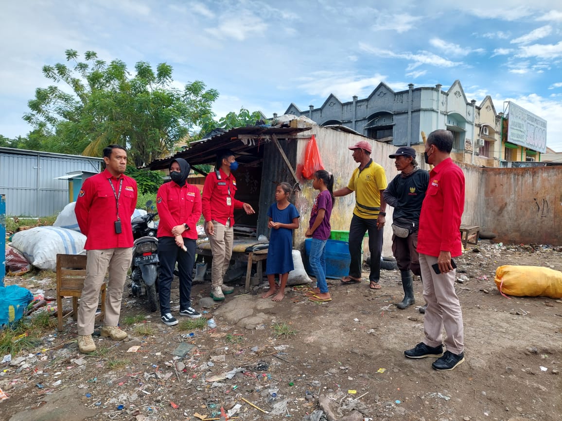 Bantu Warga Miskin, Sie Humas Polres Gowa Bagikan Tali Asih Ke Pemulung