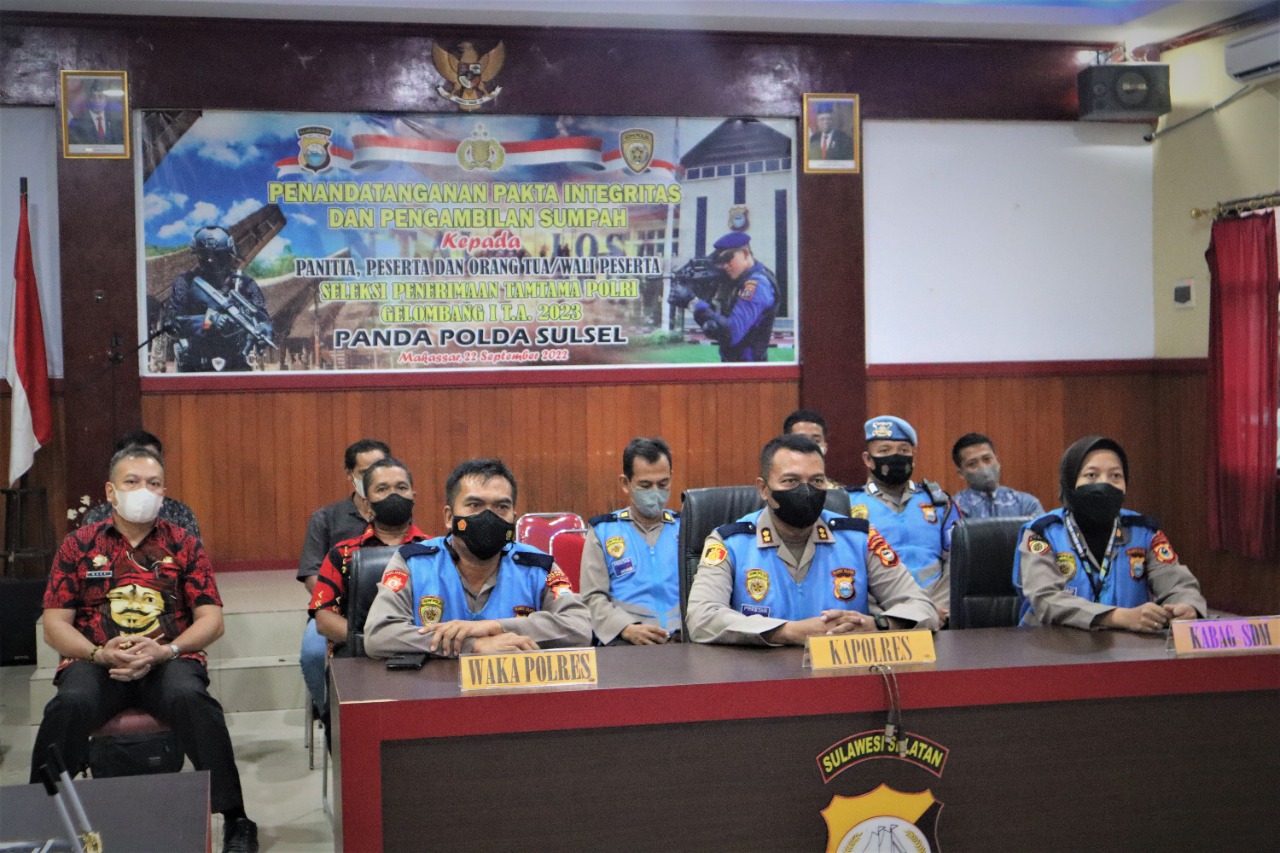 Kapolres Gowa Pimpin Pengambilan Sumpah dan Penandatanganan Pakta Integritas Penerimaan Tamtama Polri Gel I Tahun 2023
