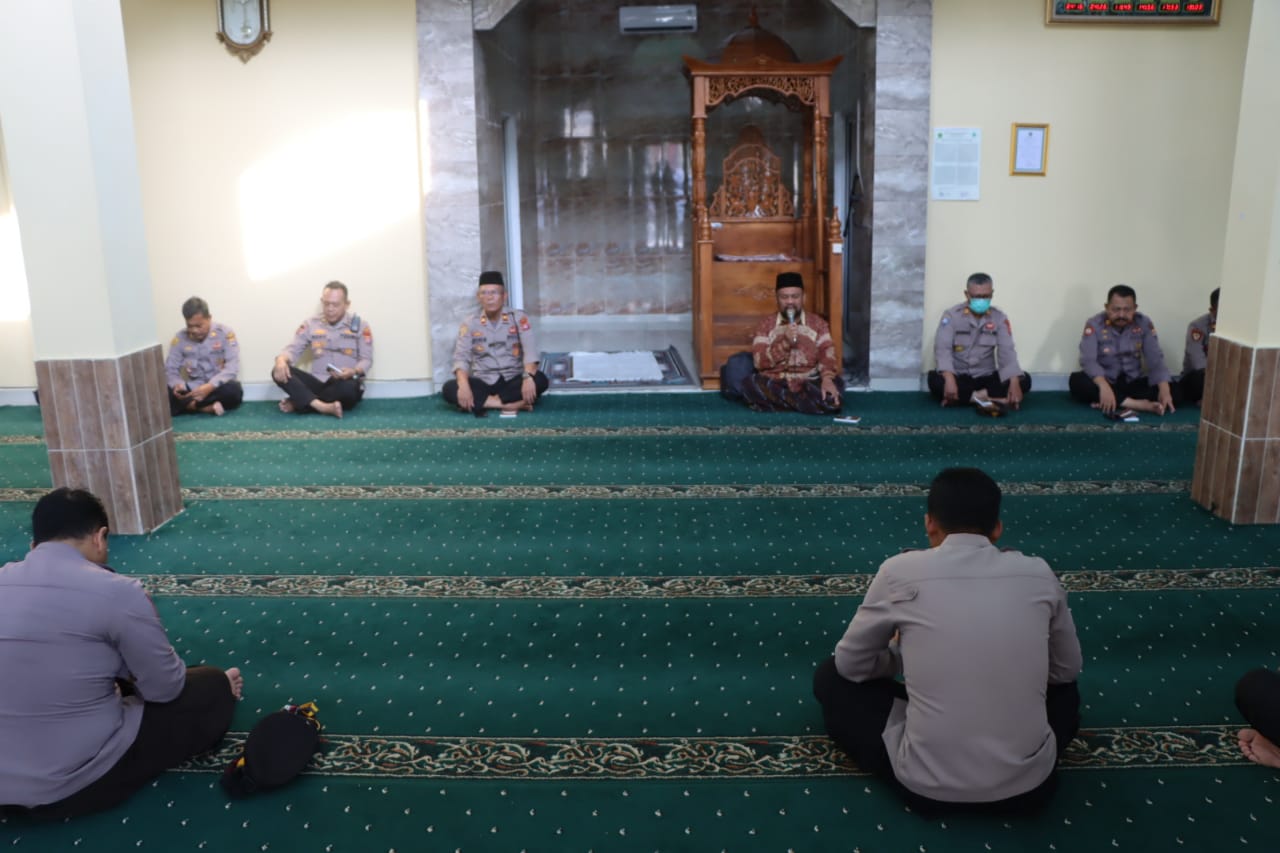 *Akhlak Yang Dicontohkan Nabi, Kabag SDM Polres Lebak Polda Banten Pimpin Ngaji Bareng Kapolres*