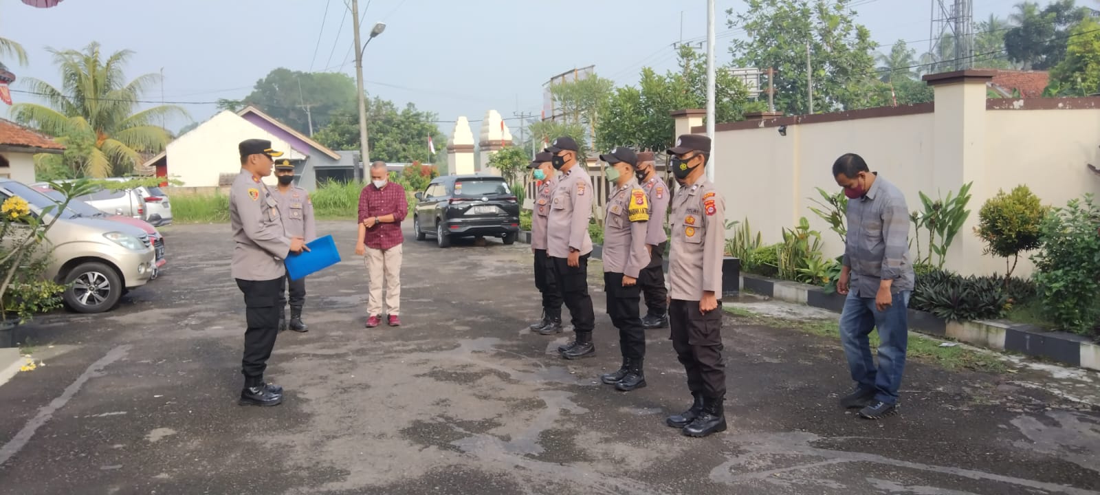 Kapolsek Memimpin Apel pagi dan juga Menekankan kepada Personil Untuk Antisipasi adanya perampasan kendaraan bermotor diwilayah Kecamatan Warunggunung