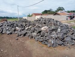 MASYARAKAT LINGKUNGAN LIPASO KELUHKAN PENUTUPAN AKSES JALAN DENGAN BATU OLEH PERUSAHAAN SULTAN BUSSINES PARK MASYARAKAT LINGKUNGAN LIPASO KELUHKAN PENUTUPAN AKSES JALAN DENGAN BATU OLEH PERUSAHAAN SULTAN BUSSINES PARK