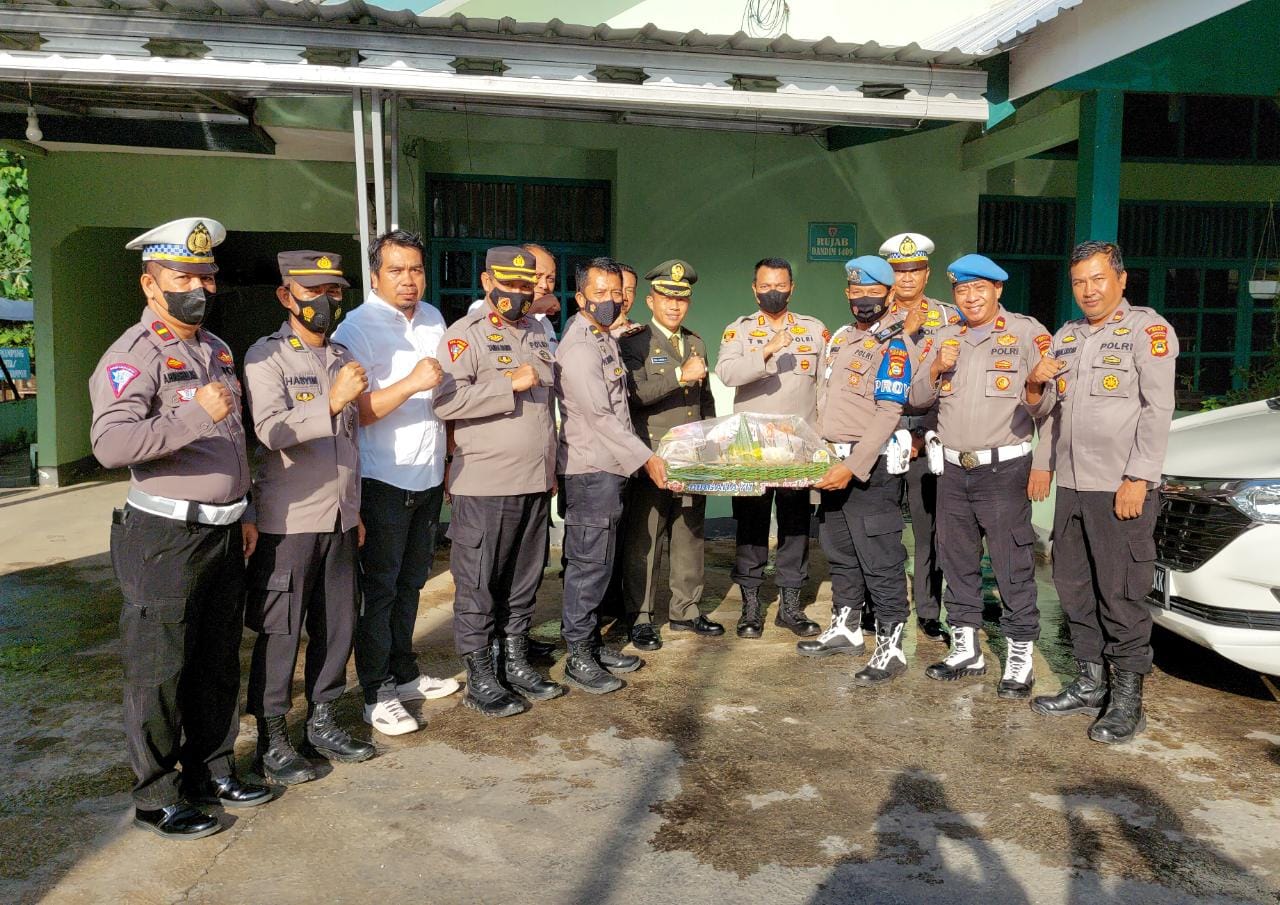 HUT TNI Ke-77, Kapolres Gowa Berikan Kejutan Ke Dandim 1409 Gowa 