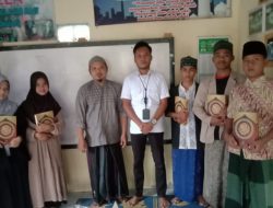 KaKanwil Kemenag Banten Gandeng Aktivis Bagikan Puluhan Al-Qur’an Untuk Santri Ponpes Salafi Di Kecamatan Curug KaKanwil Kemenag Banten Gandeng Aktivis Bagikan Puluhan Al-Qur’an Untuk Santri Ponpes Salafi Di Kecamatan Curug