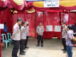 Pastikan Pilkades Aman, Kapolres Lebak dampingi Wakapolda Banten Cek dan Tinjau TPS di Desa Cikatapis Pastikan Pilkades Aman, Kapolres Lebak dampingi Wakapolda Banten Cek dan Tinjau TPS di Desa Cikatapis