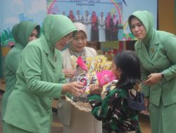 Ketua Persit Kartika Chandra Kirana (KCK) Koorcab Rem 064 PD III/Siliwangi Sempatkan mengunjungi TK Kartika XIX-38 Kodim 0601/Pandeglang Ketua Persit Kartika Chandra Kirana (KCK) Koorcab Rem 064 PD III/Siliwangi Sempatkan mengunjungi TK Kartika XIX-38 Kodim 0601/Pandeglang