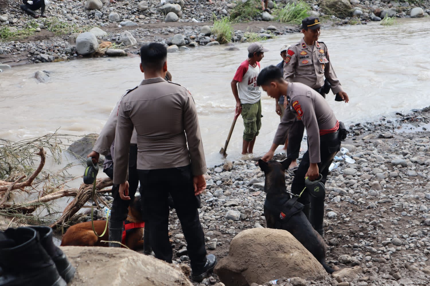 Hari Ketiga Pencarian Korban Tanah Longsor di Gowa, Unit Polsatwa K9 Diturunkan
