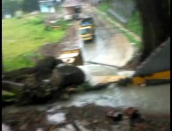 Longsor Akibatkan Terputusnya Akses Jalan Kec.Gunungsari Menuju Kota Serang Longsor Akibatkan Terputusnya Akses Jalan Kec.Gunungsari Menuju Kota Serang