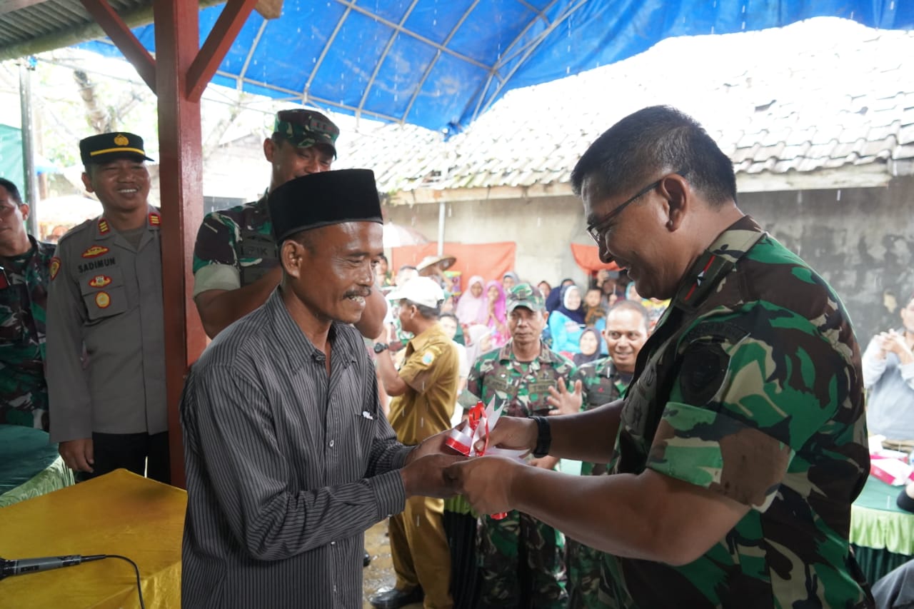 Bedah Rumah Bantuan Kasad Selesai, Danrem 064/MY Serahkan Secara Simbolis Kunci RTLH di Lebak