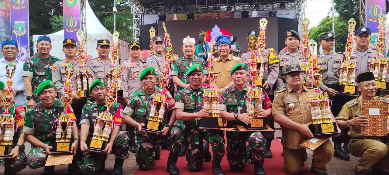 Danramil dan Babinsa Terbaik Kodim 0601/Pandeglang Menerima Penghargaan Dari KSAD, Jenderal TNI Dudung Abdurachman