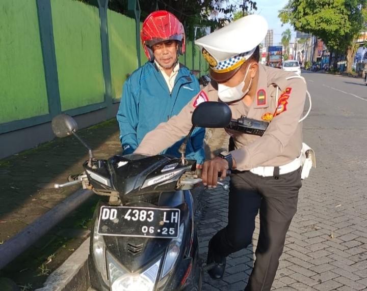 Bantu pengendara sepeda motor mogok ini yang dilakukan Kanit Turjagwali satlantas Polres Gowa