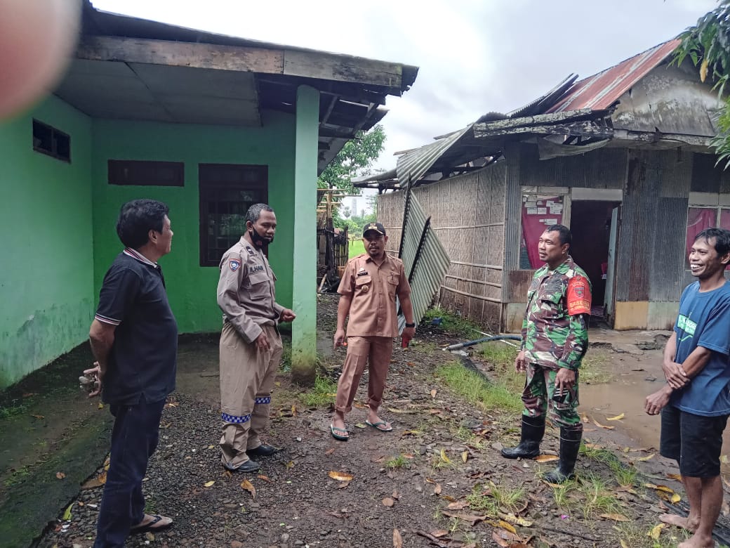Respon Cepat, Bhabinkamtibmas dan Babinsa Datangi Rumah Warga Tertimpa Bencana