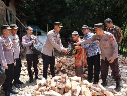 Polres Lebak berikan Bantuan Untuk Korban Pergeseran Tanah di Kp. Marga Mulya- Cikulur