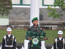 Prajurit dan PNS Korem 045/Gaya Ikuti Upacara Bendera 17 an 