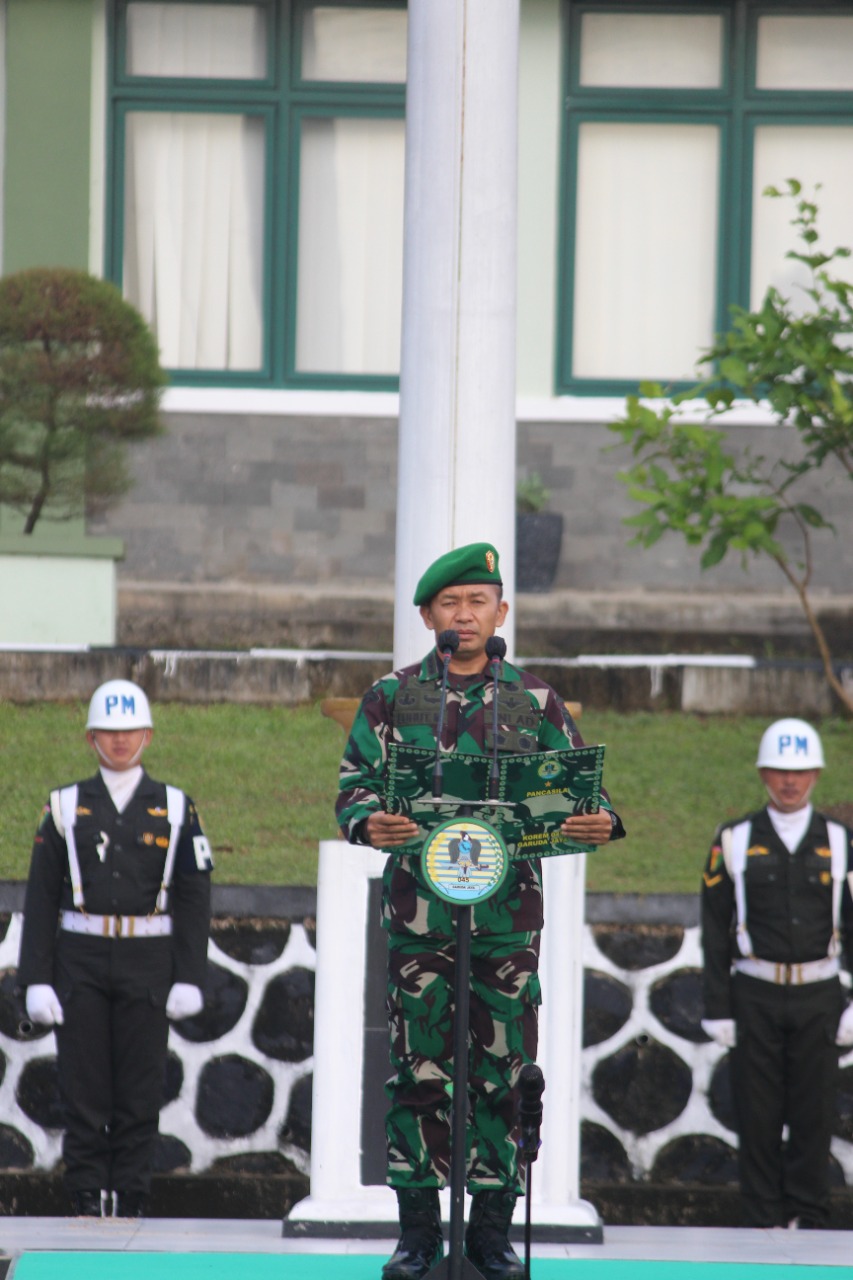 Prajurit dan PNS Korem 045/Gaya Ikuti Upacara Bendera 17 an 