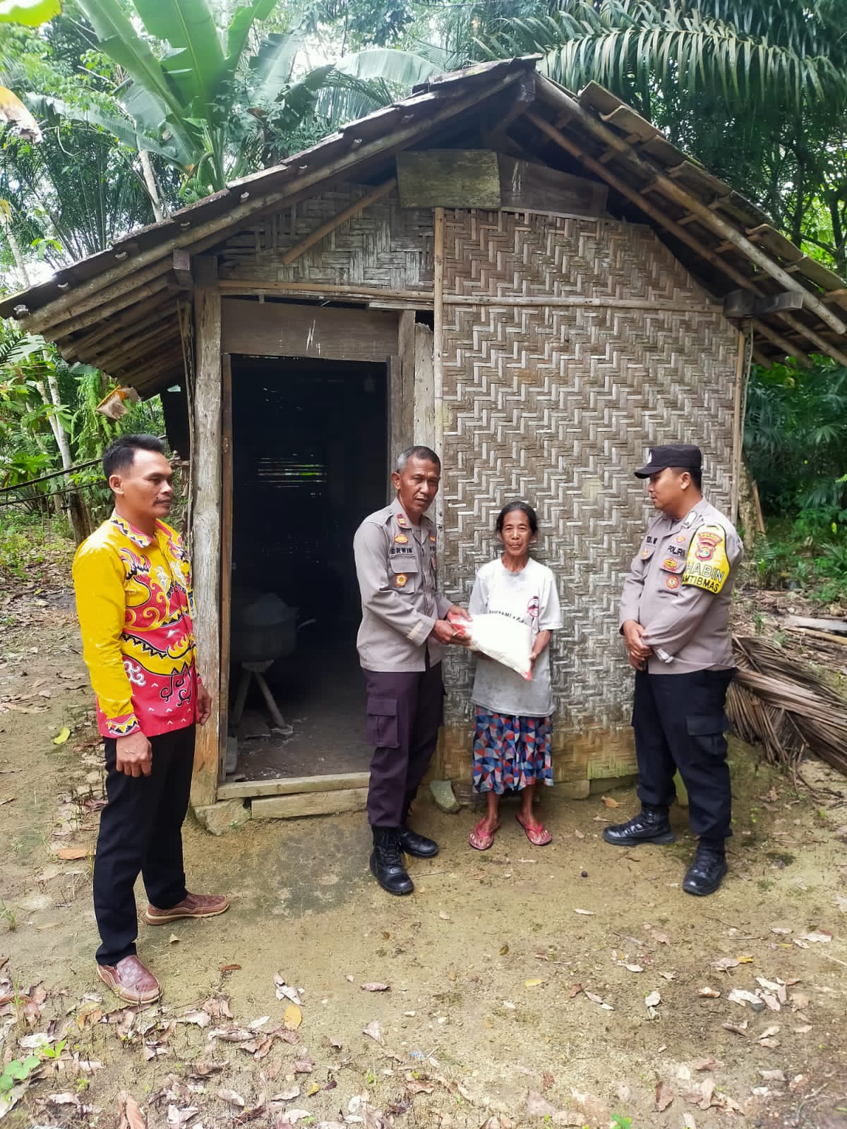 Peduli Sesama, Polisi Salurkan Sembako Untuk Warga di Kampung Nuar Maju