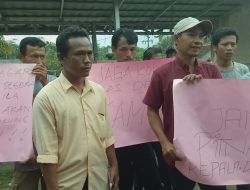 Kades Dituding Lakukan Penyerobotan Lahan, Puluhan Warga Simpatisan Kades Datangi Kantor Desa Cigoong Selatan. Kades Dituding Lakukan Penyerobotan Lahan, Puluhan Warga Simpatisan Kades Datangi Kantor Desa Cigoong Selatan.