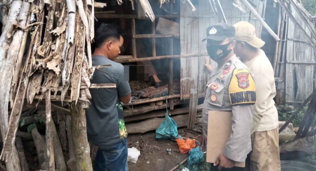 Polsek Kasui Datangi TKP Penemuan Mayat Seorang Pria di Dalam Gubuk