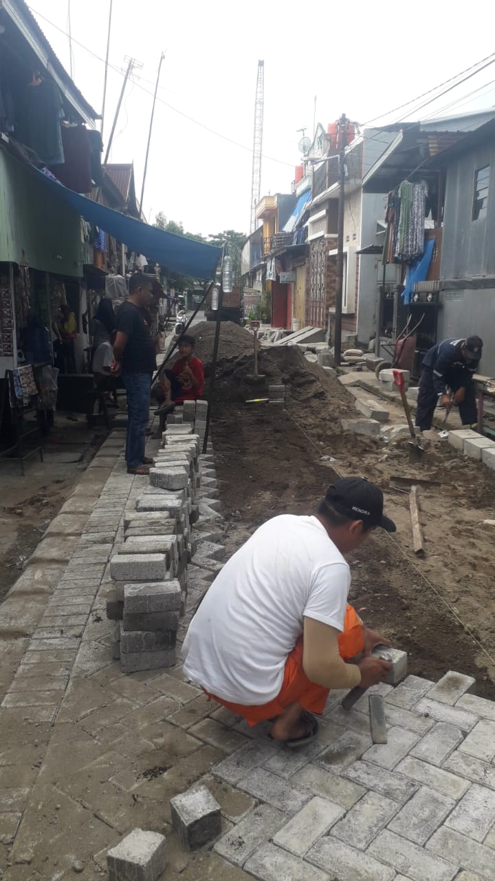 Proyek Pemasangan Paving Blok Oleh Dinas PU Di Jalan Sabutung Baru Kel. Cambaberua Kec. Ujung Tanah Mendapat Pengawasan Ketat.