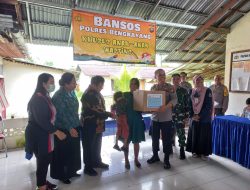 Kapolres Bengkayang Berikan Bansos Bagi Anak-anak Wasting di Polsek Samalantan