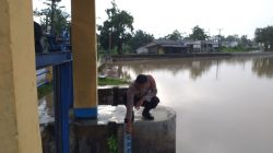 Antisipasi Curah hujan yang tinggi Personil Polsek Warunggunung Polres Lebak Melaksanakan pengecekan Debit Air di situ Cilembun.
