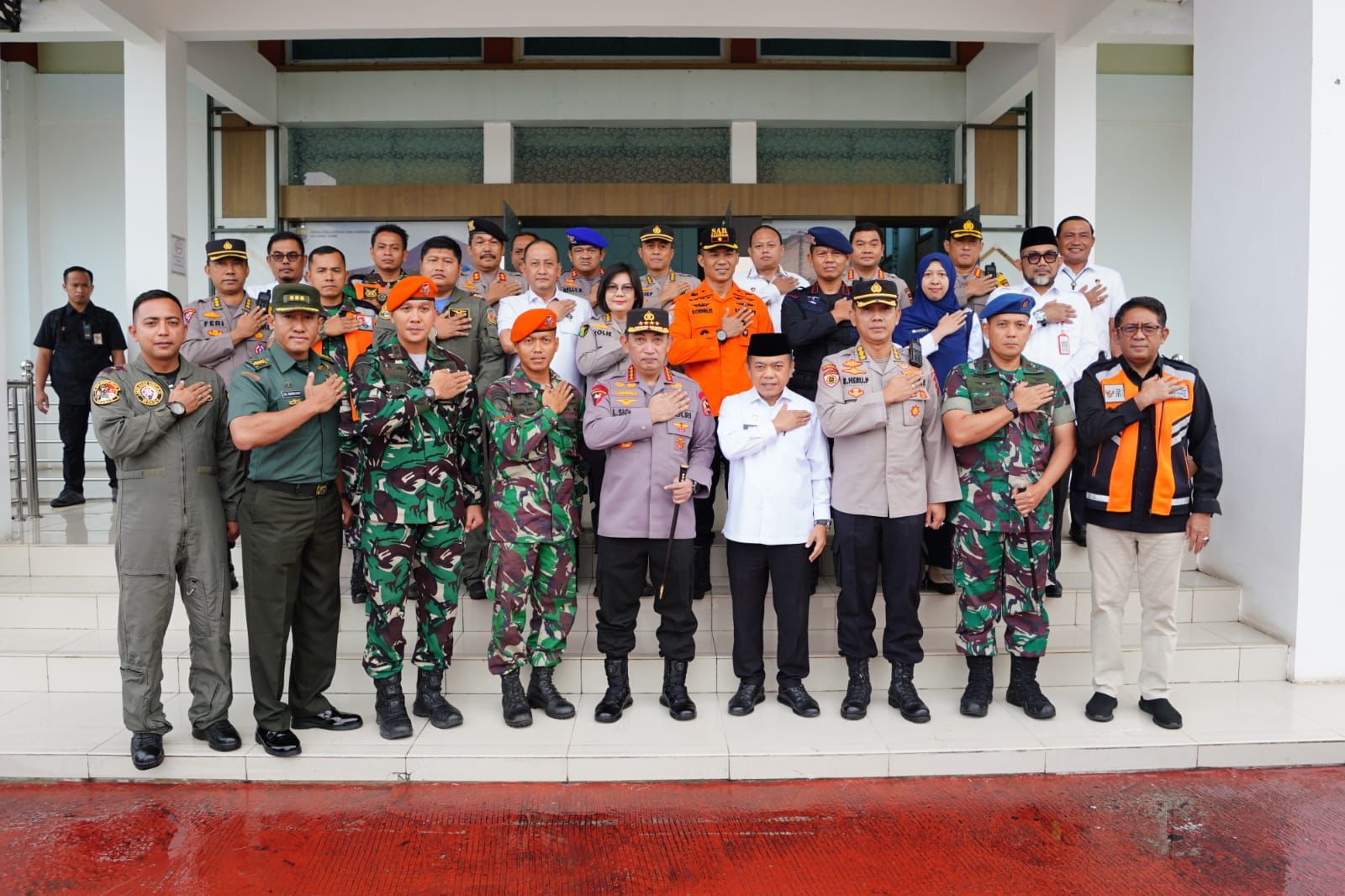 Kapolri Beri Apresiasi Langsung ke TNI yang ‘Berputar’ dan Tim Gabungan Evakuasi Kapolda Jambi 