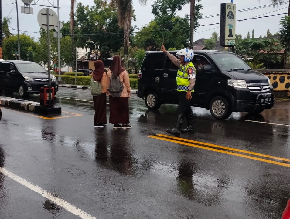 Wujud Kepedulian, Sat Lantas Polres Takalar Bantu Pelajar Menyeberang Jalan