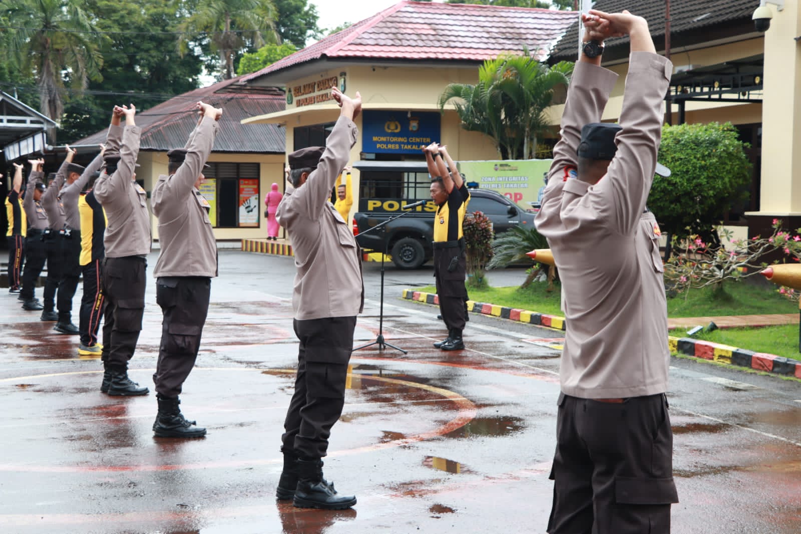 Penuh Semangat Personil Polres Takalar Lakukan Olahraga Rutin Sebelum Melakukan Aktivitas