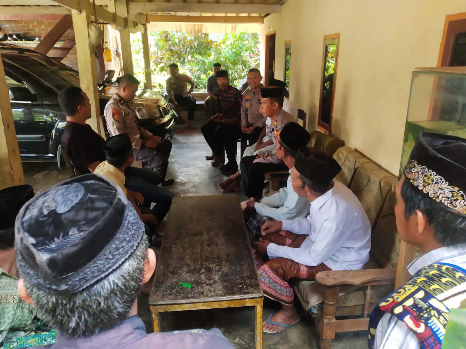 Kapolsek Polsel Dengar Keluhan dan Saran Warga Desa Lantang Melalui Kegiatan “Jumat Curhat “