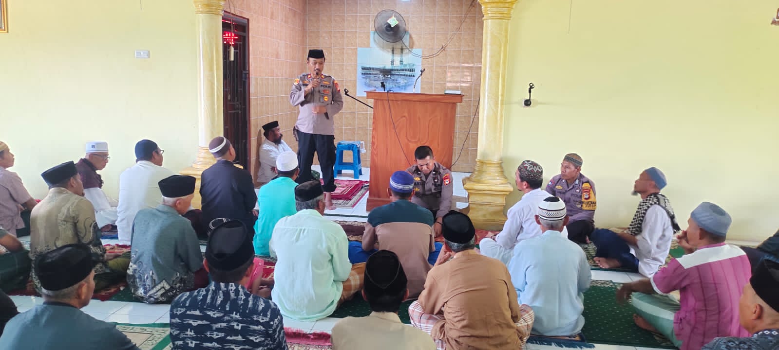 Polsek Polongbangkeng Utara, Polres Takalar melaksanakan kegiatan Jumat Curhat di mesjid Ma’rifah, di Dusun Lassang, Desa Towata