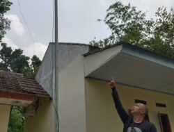 Bendera Merah Putih Lusuh, Robek, Berkibar Di Kantor Desa