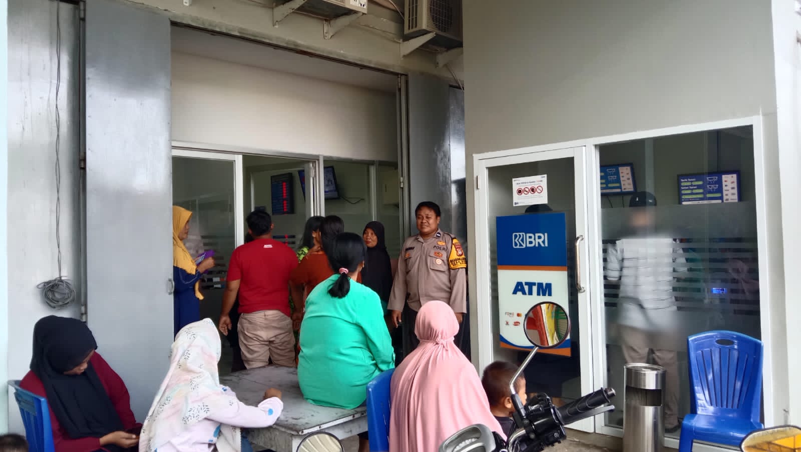 Patroli Polisi di Bank BRI Unit Galsel, Berikan Rasa Aman dan Nyaman Bagi Masyarakat Dalam Bertransaksi