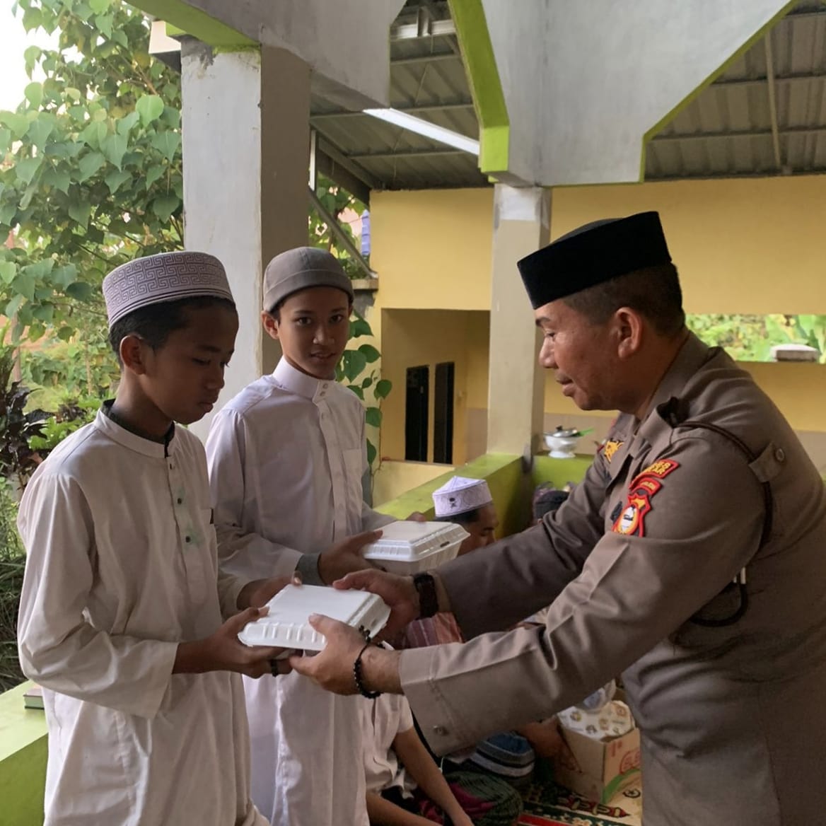 Ramadhan Berkah, Kanit Binmas Polsek Polut Bagi-Bagi Takjil Di Pondok Tahfiz Al Qur’an Muhajirin Towata