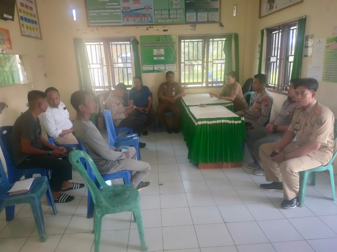 Gelar Jum’at Curhat, Kapolsek Galut Sambangi Kantor Kelurahan Bontolebang