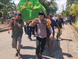 Peduli Warganya Meninggal Dunia, Bhabinkamtibmas Bersama Warga Usung Jenazah Ke TPU