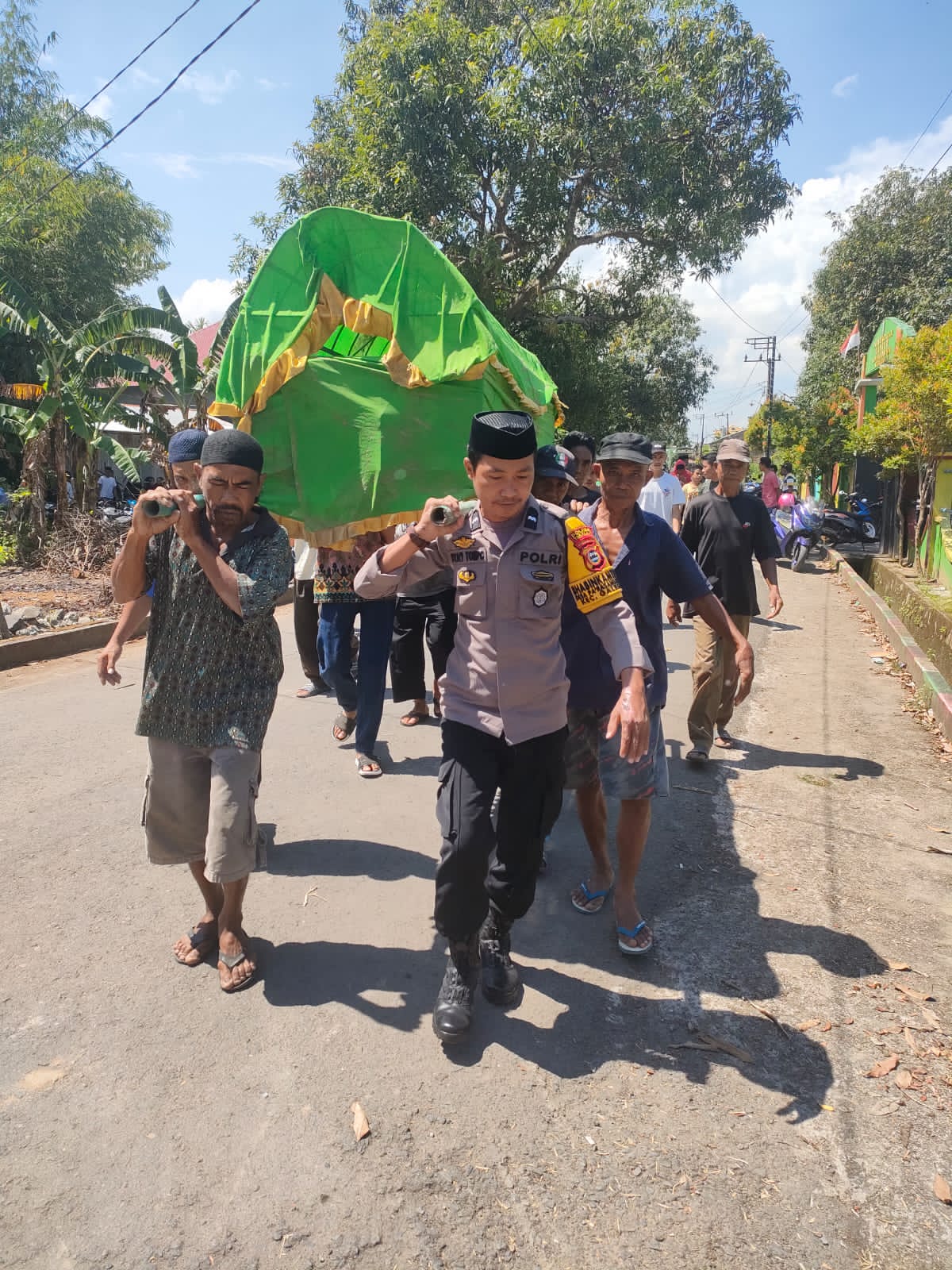Peduli Warganya Meninggal Dunia, Bhabinkamtibmas Bersama Warga Usung Jenazah Ke TPU