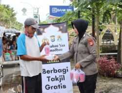 Bulan Penuh Berkah, Bhayangkari Bersama Polwan Polres Takalar Bagi Takjil Gratis