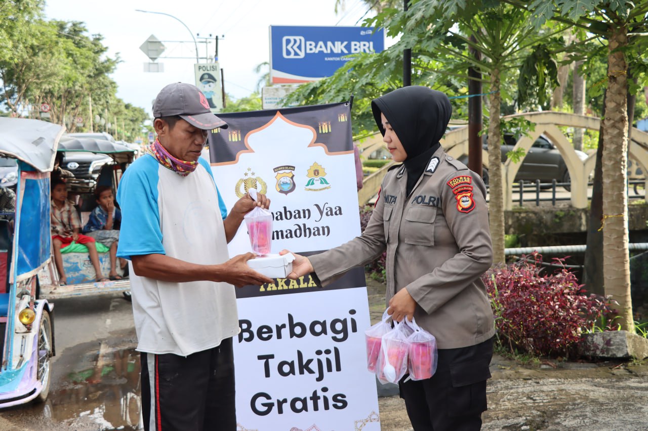 Bulan Penuh Berkah, Bhayangkari Bersama Polwan Polres Takalar Bagi Takjil Gratis