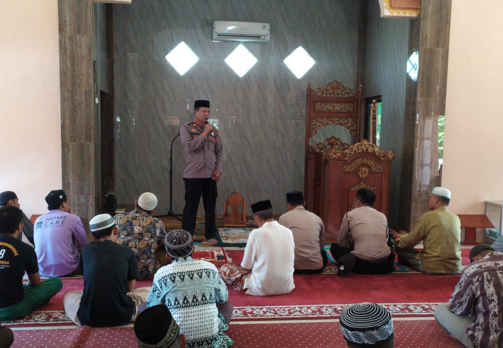 Kapolsek Terima Langsung Saran dan Keluhan Warga Limbungan Melalui Jumat Curhat