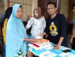 luar biasa bentuk kepedulian RM.Ayam Kampung Tolping Daeng Kio Bagikan Sembako ke masyarakat.