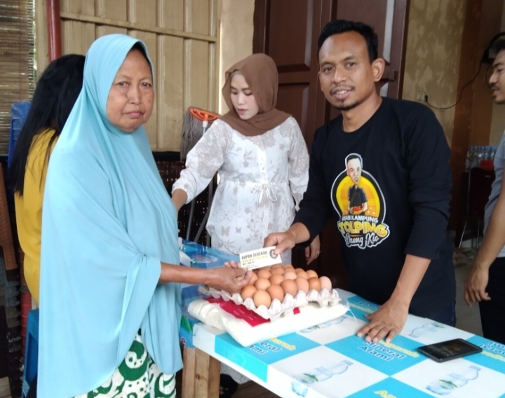 luar biasa bentuk kepedulian RM.Ayam Kampung Tolping Daeng Kio Bagikan Sembako ke masyarakat.