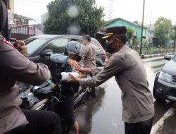 Jelang Buka Puasa, Polres Takalar Bagi-bagi Takjil ke Pengendara Yang Melintas
