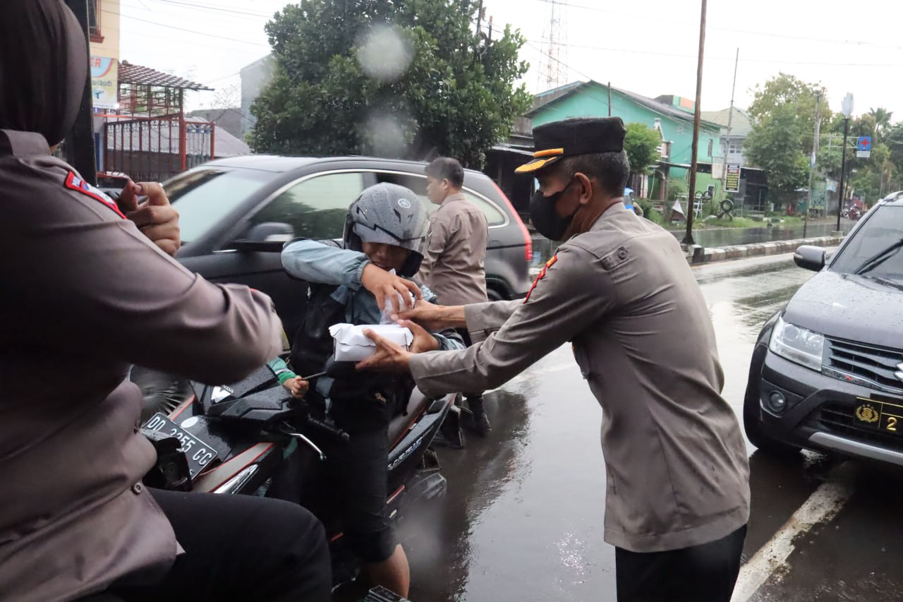 Jelang Buka Puasa, Polres Takalar Bagi-bagi Takjil ke Pengendara Yang Melintas